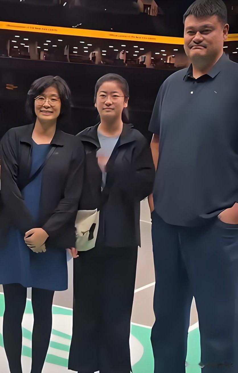姚沁蕾一家人家庭成员：1，爷爷：姚志源，身高2.08米，上海男篮名将2，奶