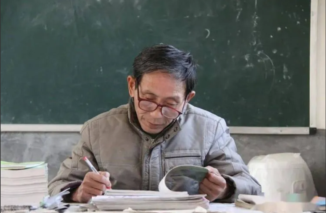 八十年代未，国家给民办教师转正。连夜填表盖章，第二天上报。学校烧锅炉的老粟，