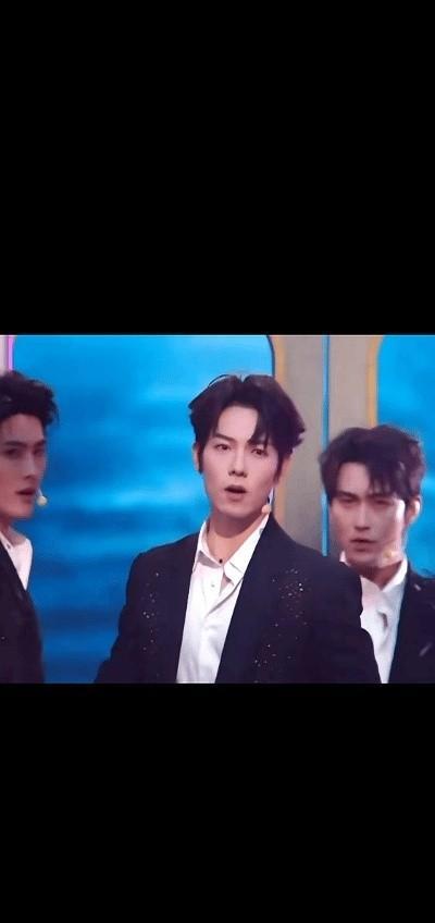 短剧圈的申浩男、曾辉，居然站上了东方卫视跨年舞台。这反差，太猛了！这哪是来唱