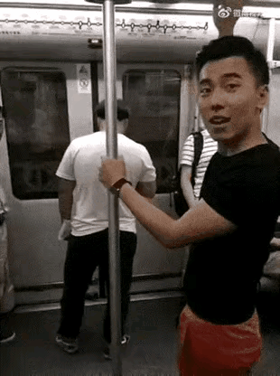 你以为在你家吗，别挡着车门口，我让你走开......