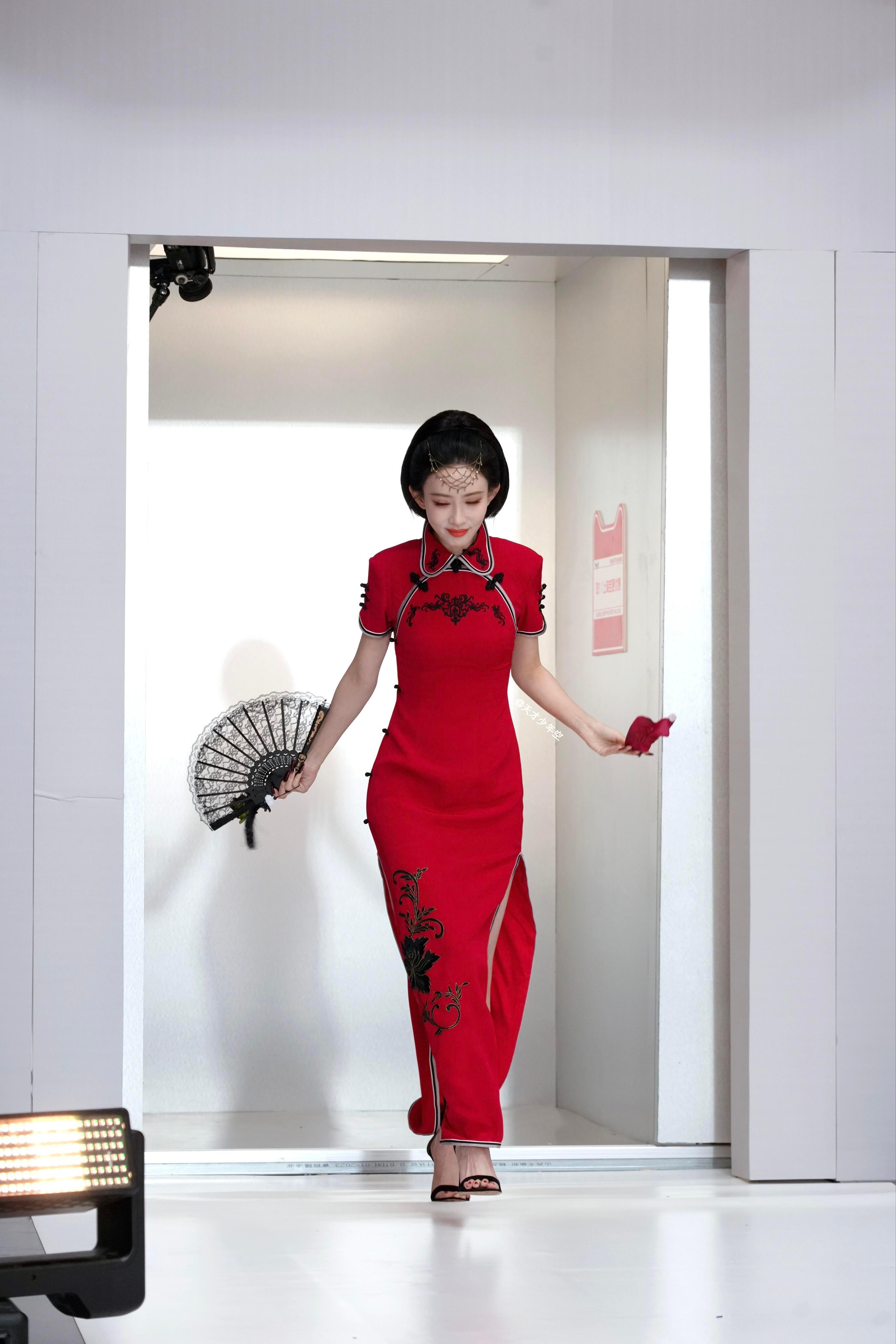 红色旗袍孟子义，美艳得太突出了​​​