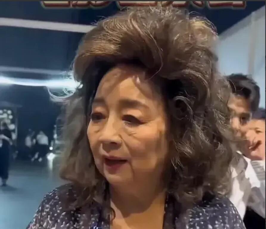 这一位歌手都老成这样了，人家这是自信的美，骨子里透着优雅，不染发，不医美，这气质
