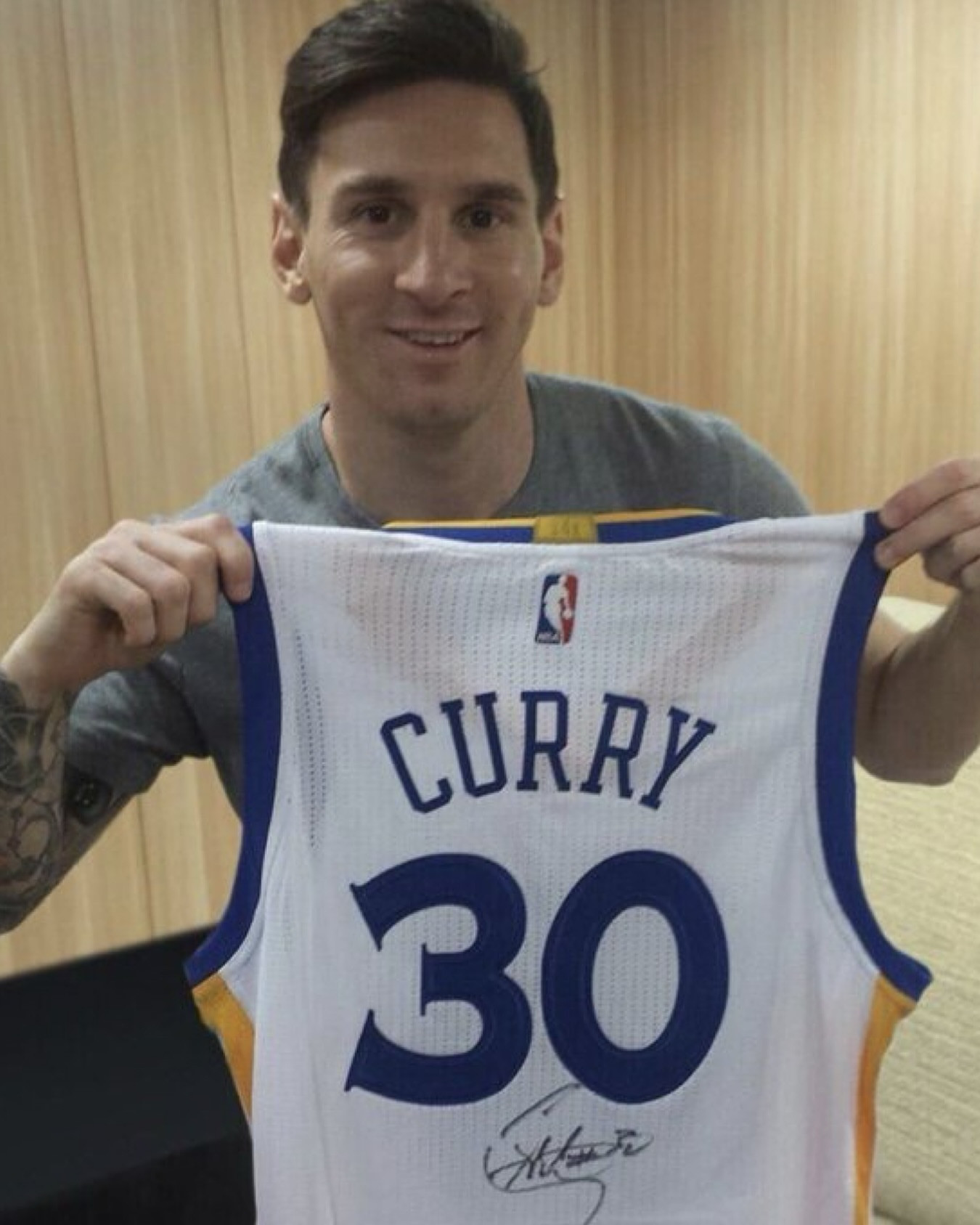 金州勇士官方ins晒梅西手举库里30号球衣：行家一出手，便知有没有🤝“说到其