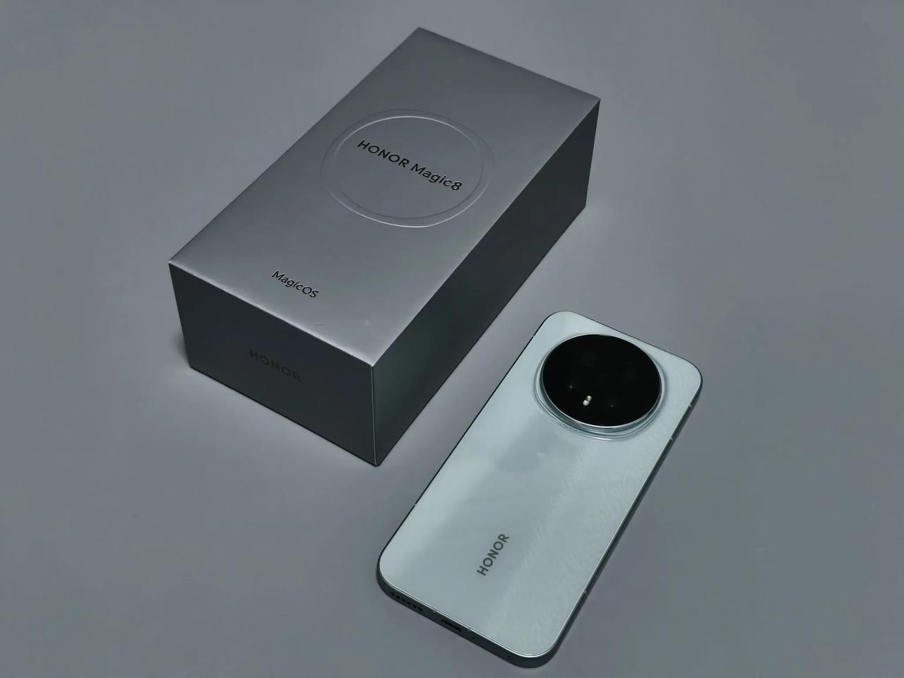 开箱晒图｜荣耀Magic8天青釉荣耀Magic8这代的配色是真的花了功夫