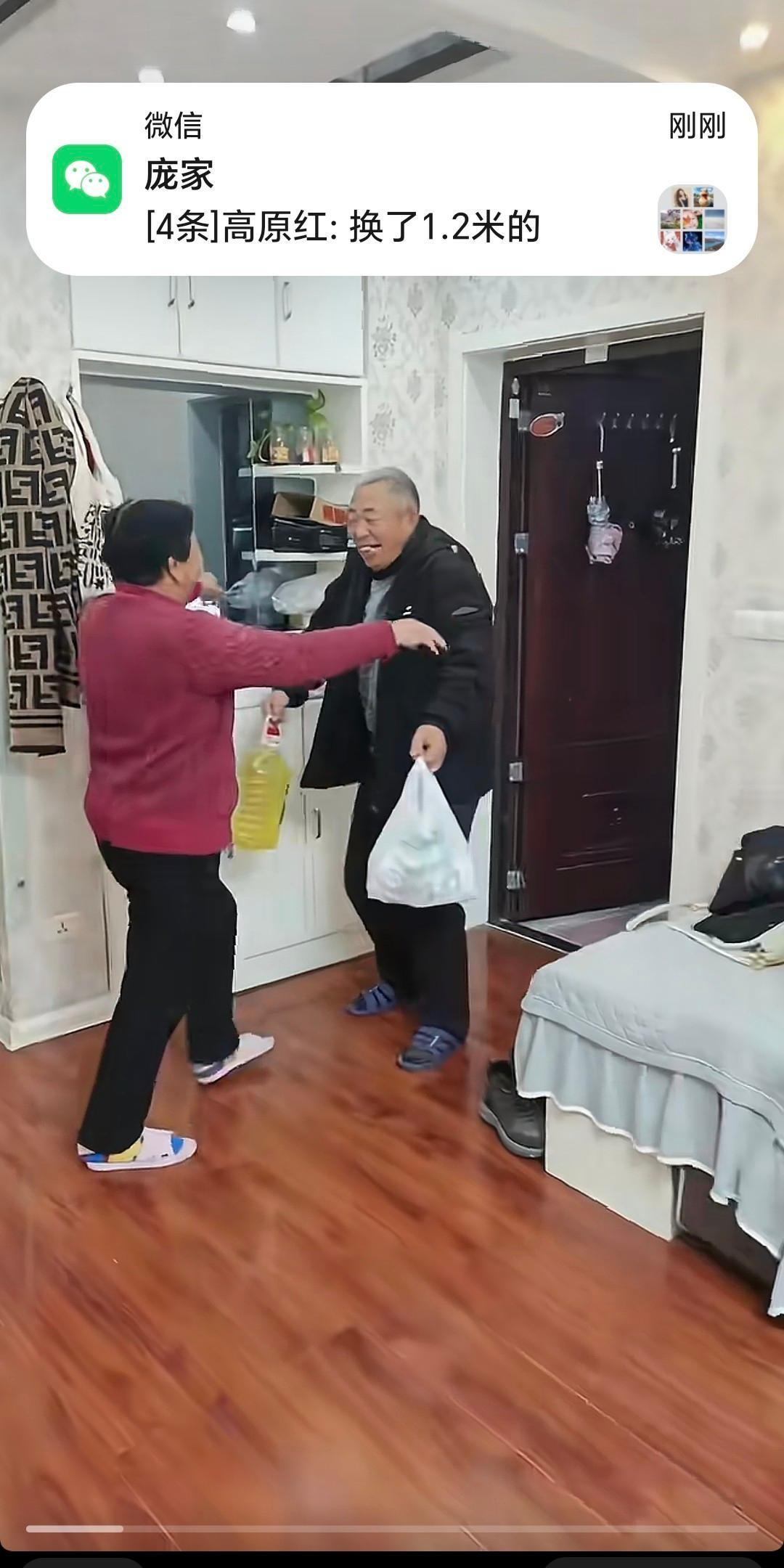 婆婆在城里带娃三个月，公公突然拎着编织袋出现在楼下，她冲出去一把抱住老头子，像小