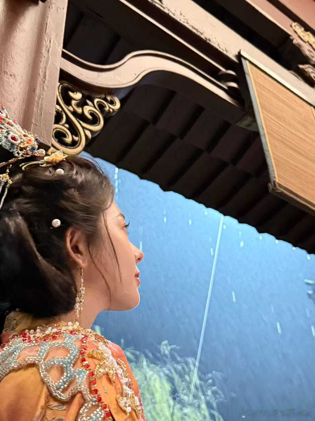 何蓝逗古风换装bjd战损装眼神杀到位，衣饰细节见用心；素衣清新无负担，白裙配披