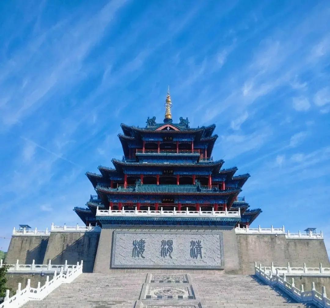 秦始皇统一后大规模扩建都城，采取“跨渭河”布局：北岸（今咸阳窑店一带）是咸阳宫等