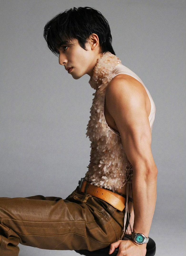 宋威龙怎么拍怎么有宋威龙拍杂志了怎么演了几部每张图都能让人脑补出一部剧，这种本