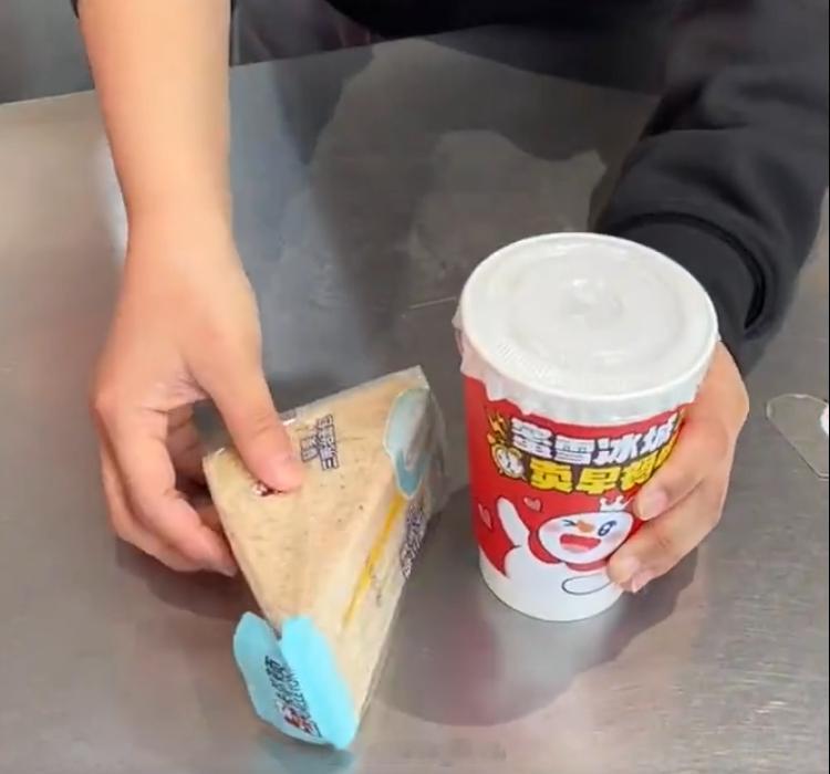 雪王卖早餐被吐槽有点贵不是吧7.9有喝的有吃的这不比楼下的某森跟某7还有某全的