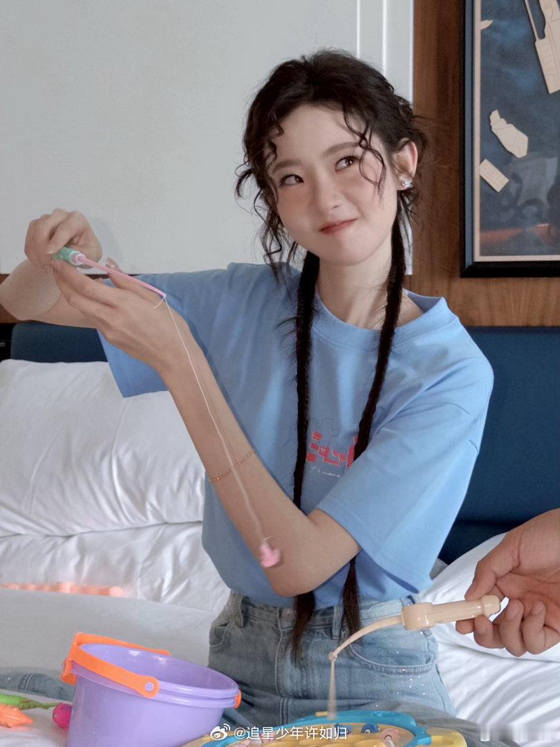 张艺凡复刻余小鱼造型张艺凡照片里一共有多少鱼微博晒的照片里到处藏着小鱼元素。发