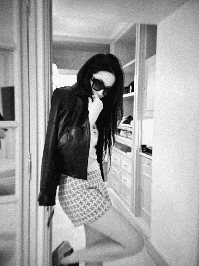 巴黎时装周可惜了……手里要是拿条鞭子呢刘亦菲ins更新巴黎照