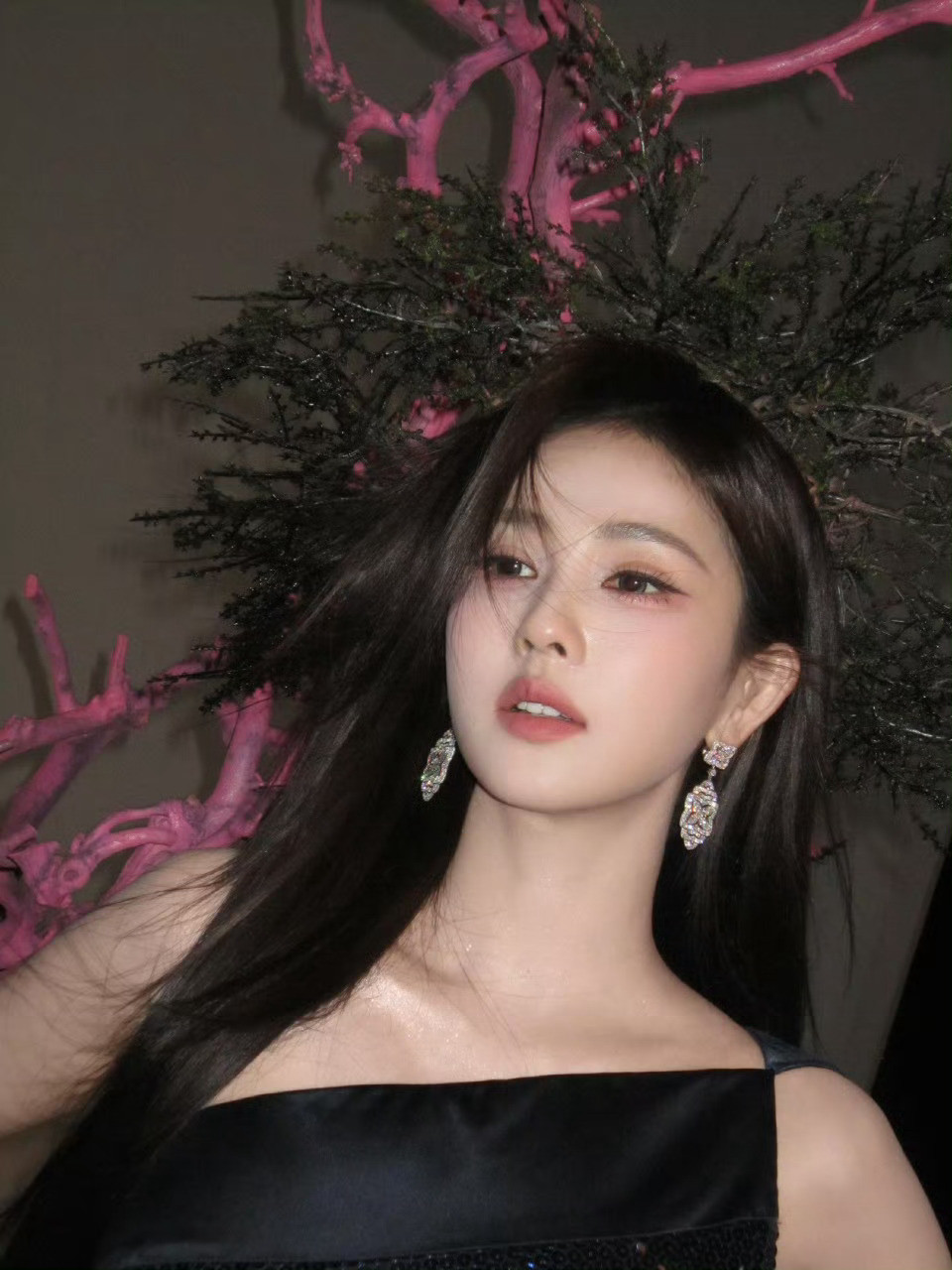 白鹿我今天穿了个被子解锁冬日出门新姿势——裹被子！别人穿大衣羽绒服，我直接抗“