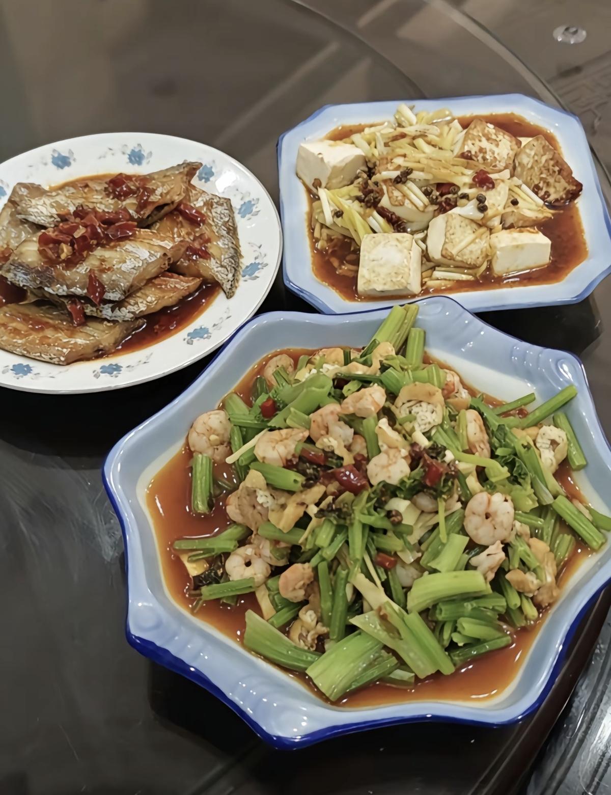 同样的三个家常菜，大家更喜欢哪种口味的？第一张图片，以辣味为主，类似川湘菜。第二