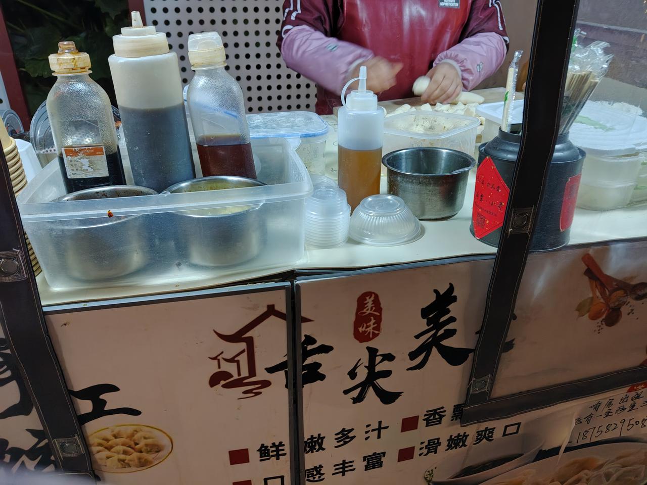 杭州真的是挺人性化的哈。一到晚上这个东北手工饺子的小摊就出现在闹事区。听口音