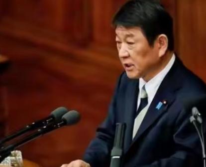 日本外相在演讲时表示：与中国构建稳定关系是非常重要的事情，这一切并不是日本临时起