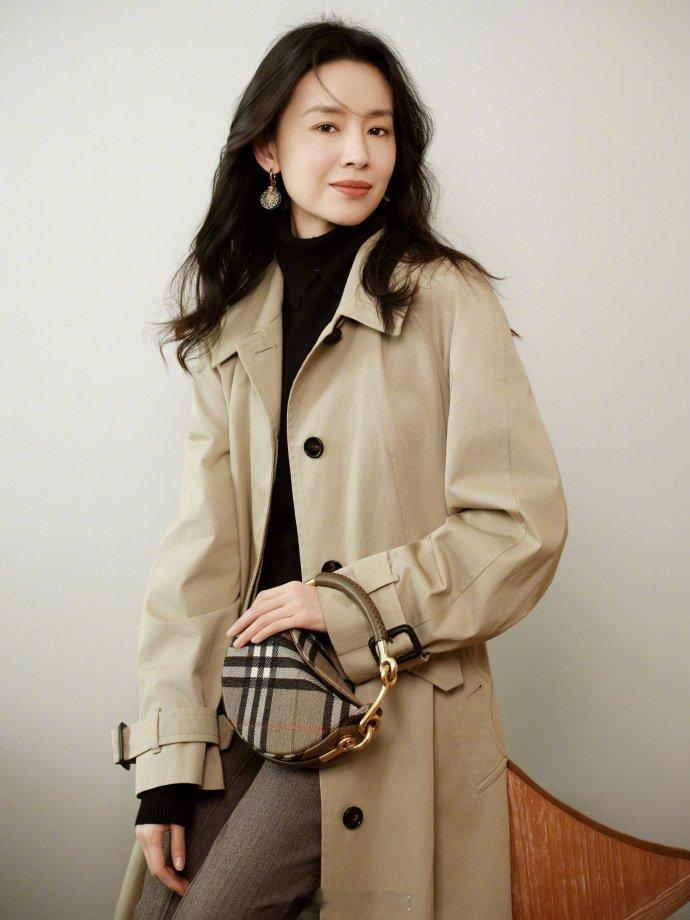 年轻时候的董洁谁能拒绝年轻时的董洁啊！干净纯粹、眉眼温柔，自带书卷气，美得安静