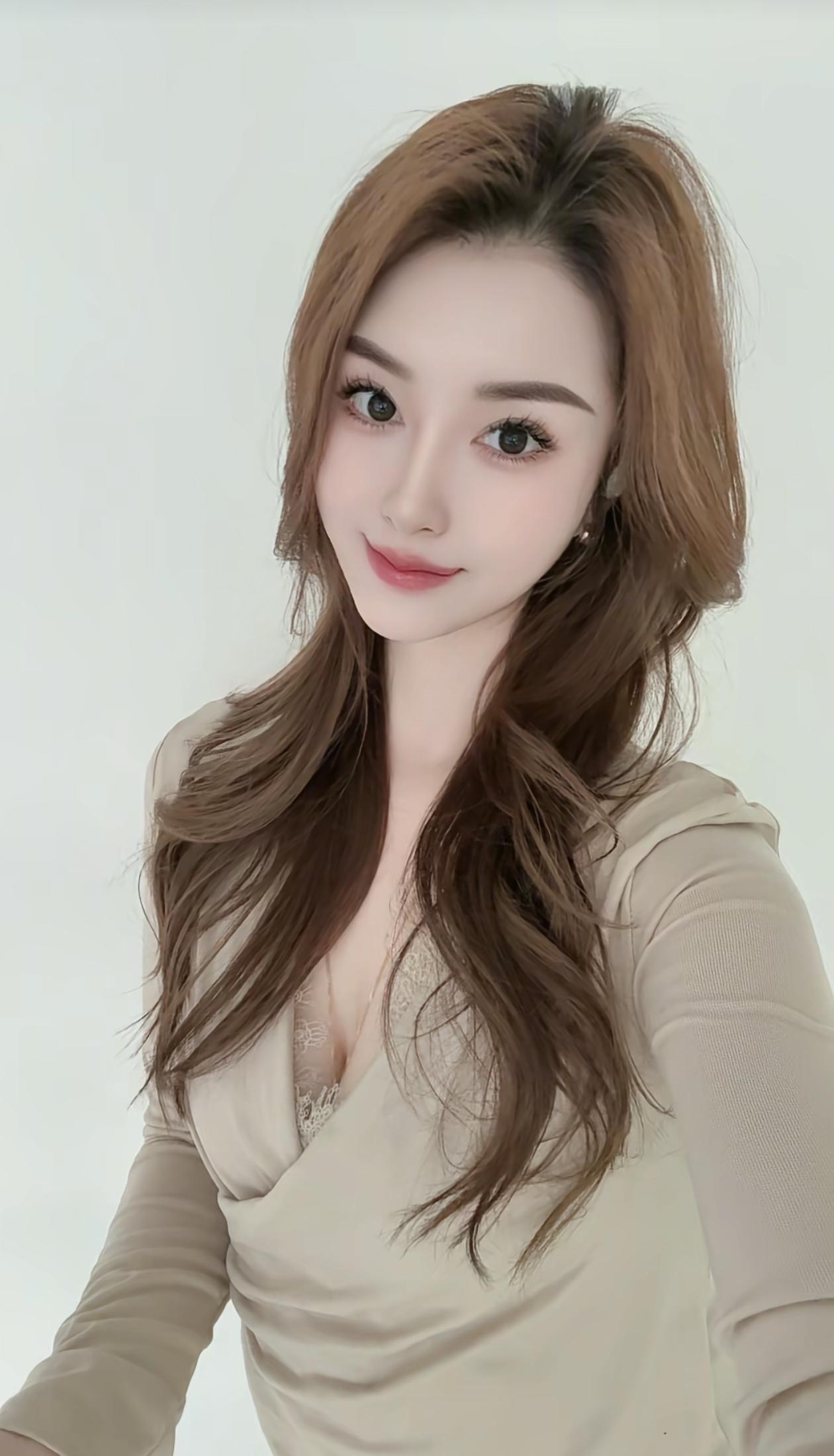 温柔甜美的自拍，浅棕色长发，微笑动人