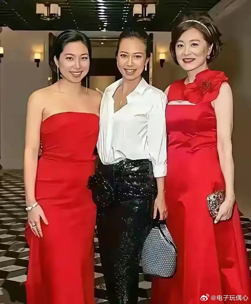 林青霞与两个女儿的合影照片，两位女儿都正值青春华年