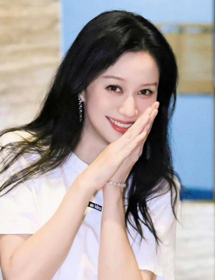 娱乐圈里我最看不懂的就是倪虹洁她给继父养老我能理解但是我想破头也没想通，