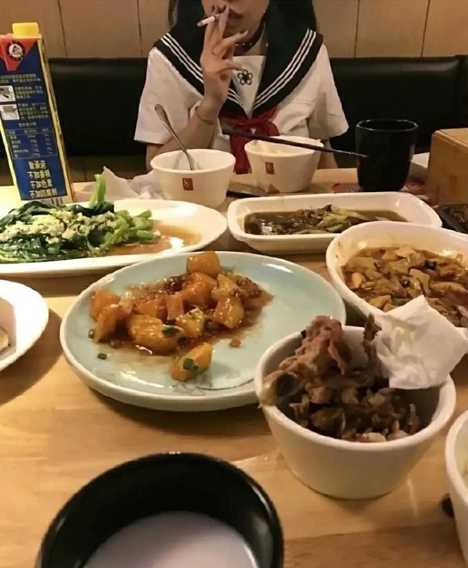 奔现了，抽烟把我镇住了！