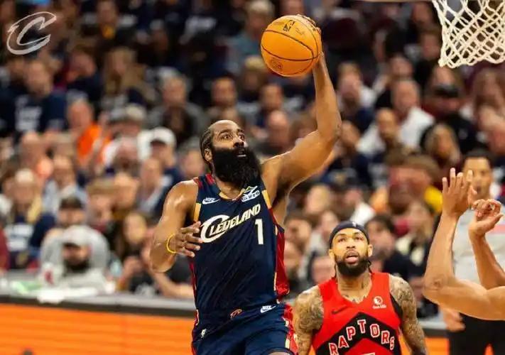 骑士揭幕战后，谈到哈登，米切尔送出3句话，主帅阿特金森送出4句话：谈到和哈登