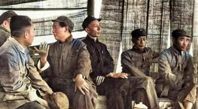 长征前夜决策：为何和博古关系紧密的项英留苏区，而教员却转移？长征前夜部队召开会议