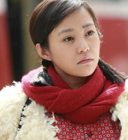 1974年，女知青王萍受邀到林场工人刘大军家吃饭。她进屋脱鞋子，走上炕床，却突然