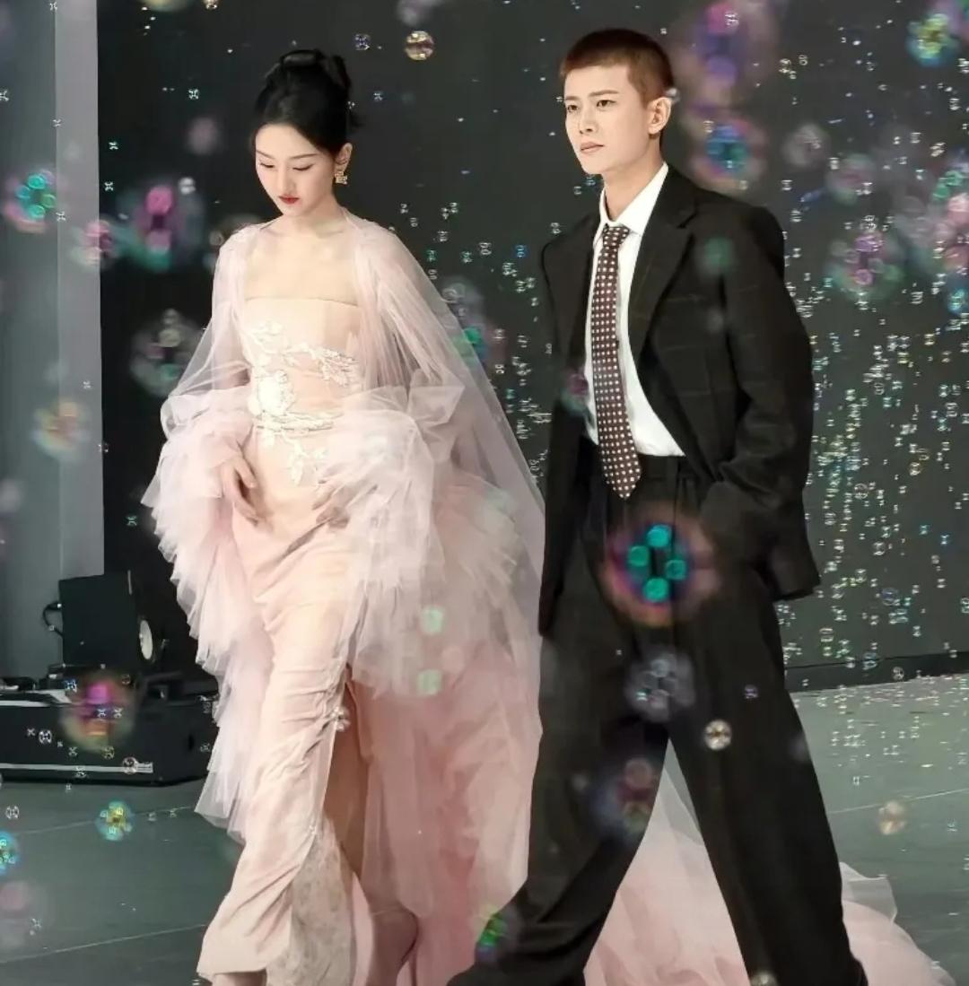 聂欢估计要偷着笑了！她怎么也没想到，任嘉伦都36岁了，在尖叫之夜的活动现场和