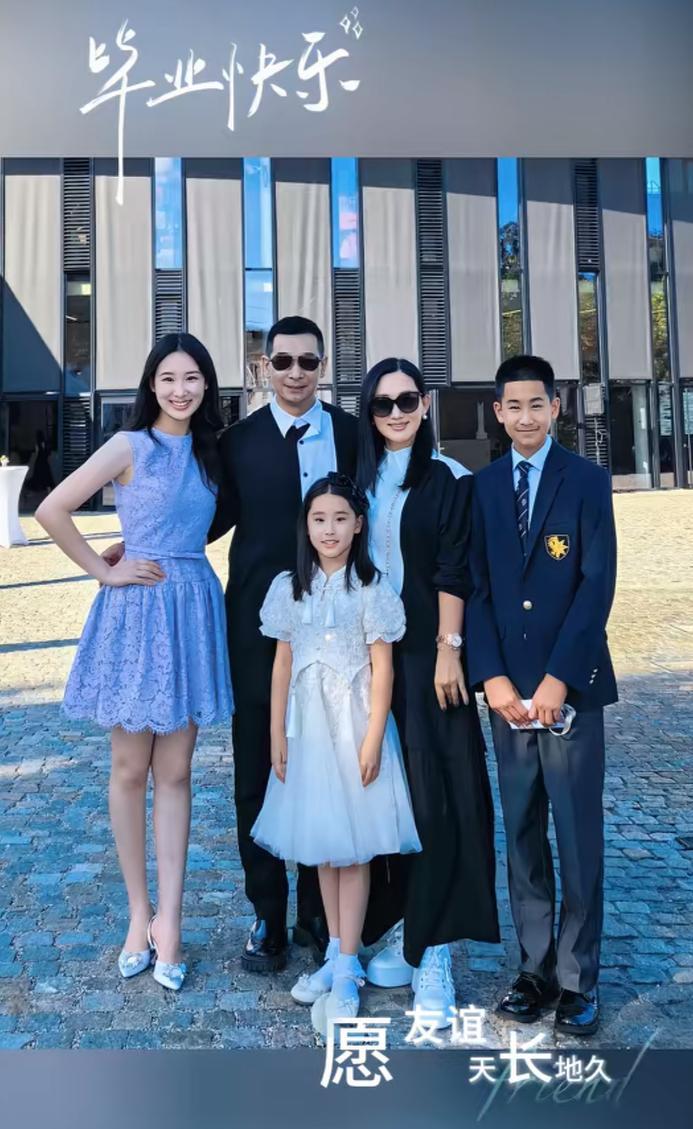 赵文卓晒大女儿高中毕业照及获奖照片，他女儿长大后我颜值好高呀，还那么优秀，以