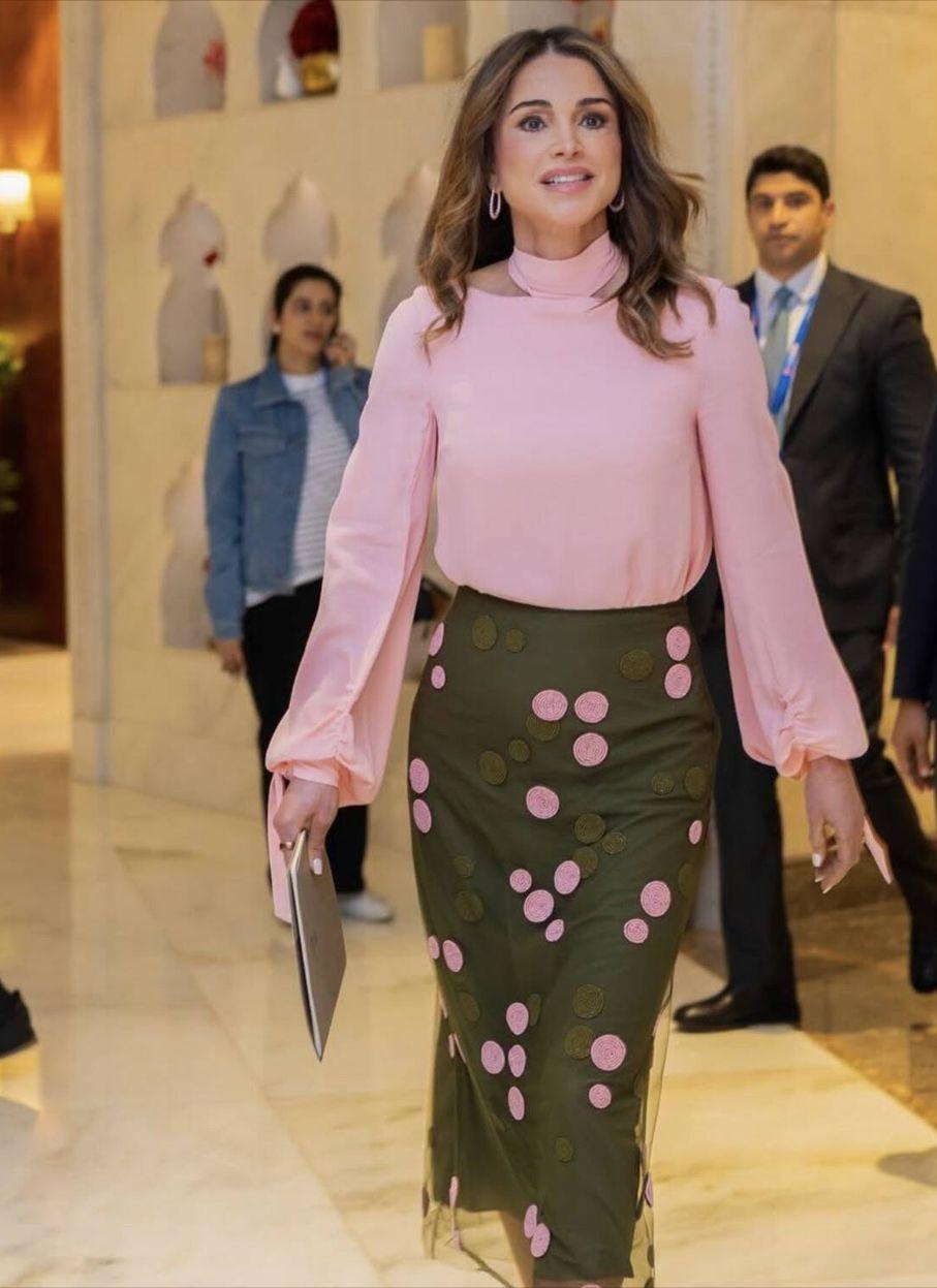 约旦王后拉尼娅到访印度[滑稽笑]不仅在新德里演讲，还与印度首富会面，首富夫人妮