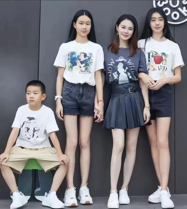 佟大为妻子关悦和几个孩子的合影，孩子们一晃眼都长的比她高了，和妈妈站在一起，并没