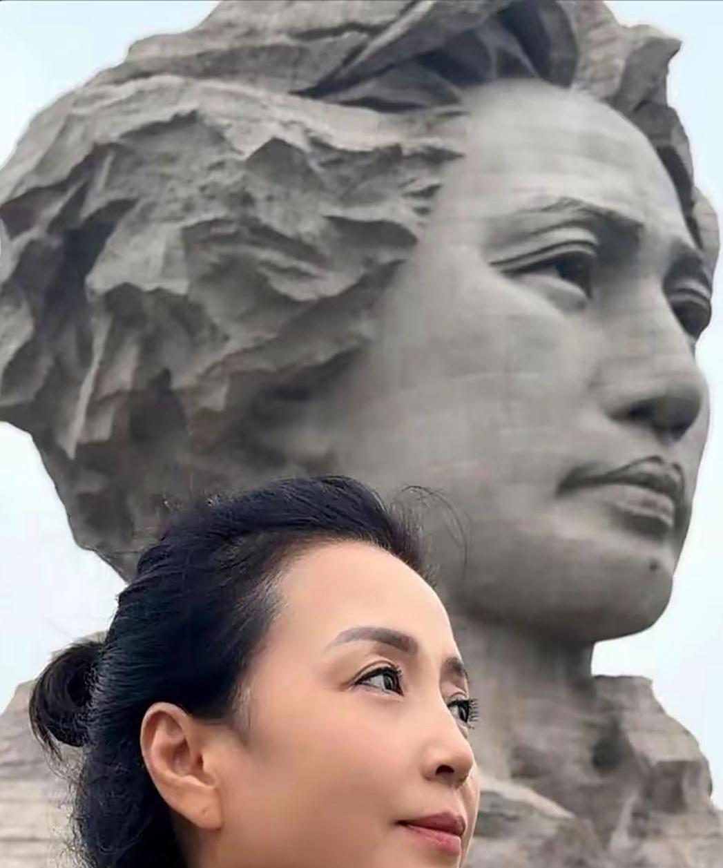 意外走红网络！照片中的这位美女仅凭与毛主席雕像的一张合影走红网络，赢得了人们的关