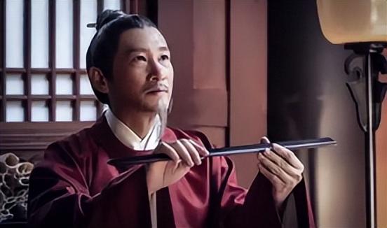 唐朝时，书生李君到长安参加科举考试。路上，遇到了一个白胡子老头。李君好客，请老头