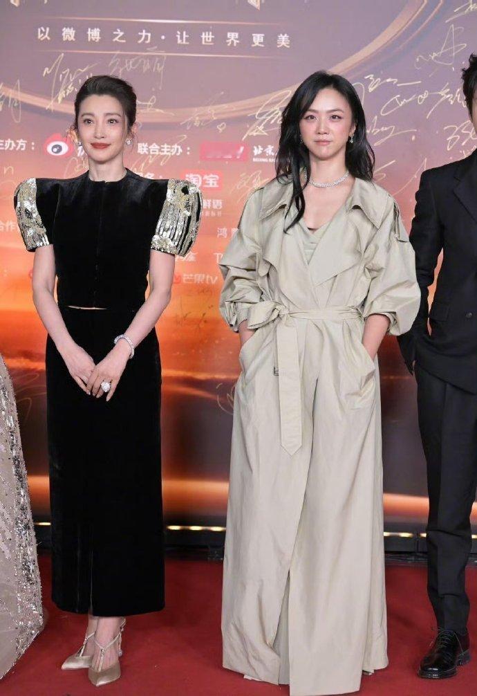汤唯这松弛感真的太可怕了，穿着风衣就敢来走秀​​​