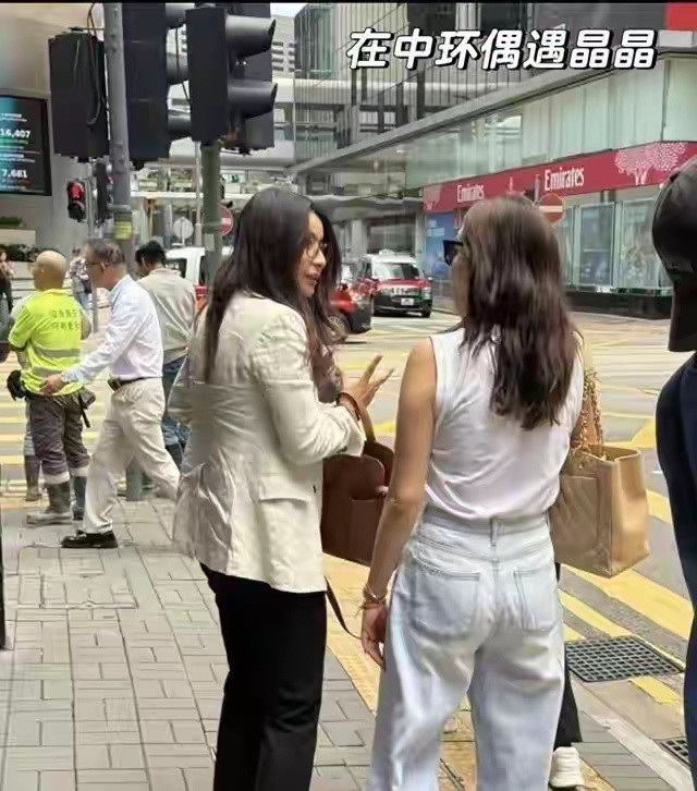 郭晶晶的“褶皱”与“驼背”，她真的不修边幅？又是谁给她的底气​​​