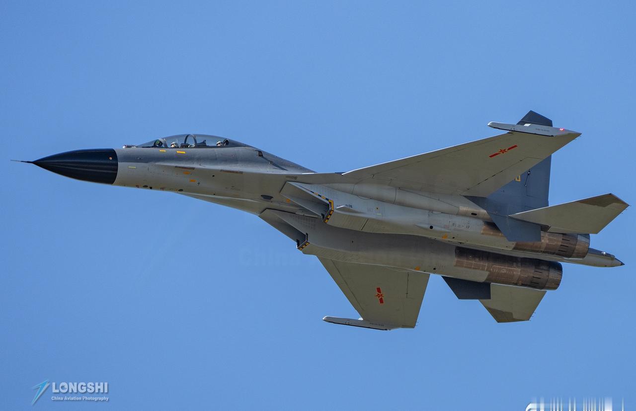 微博十大热门兵器海选我选歼-20战斗机，如今歼-20已经有多款改进型号，包括双座