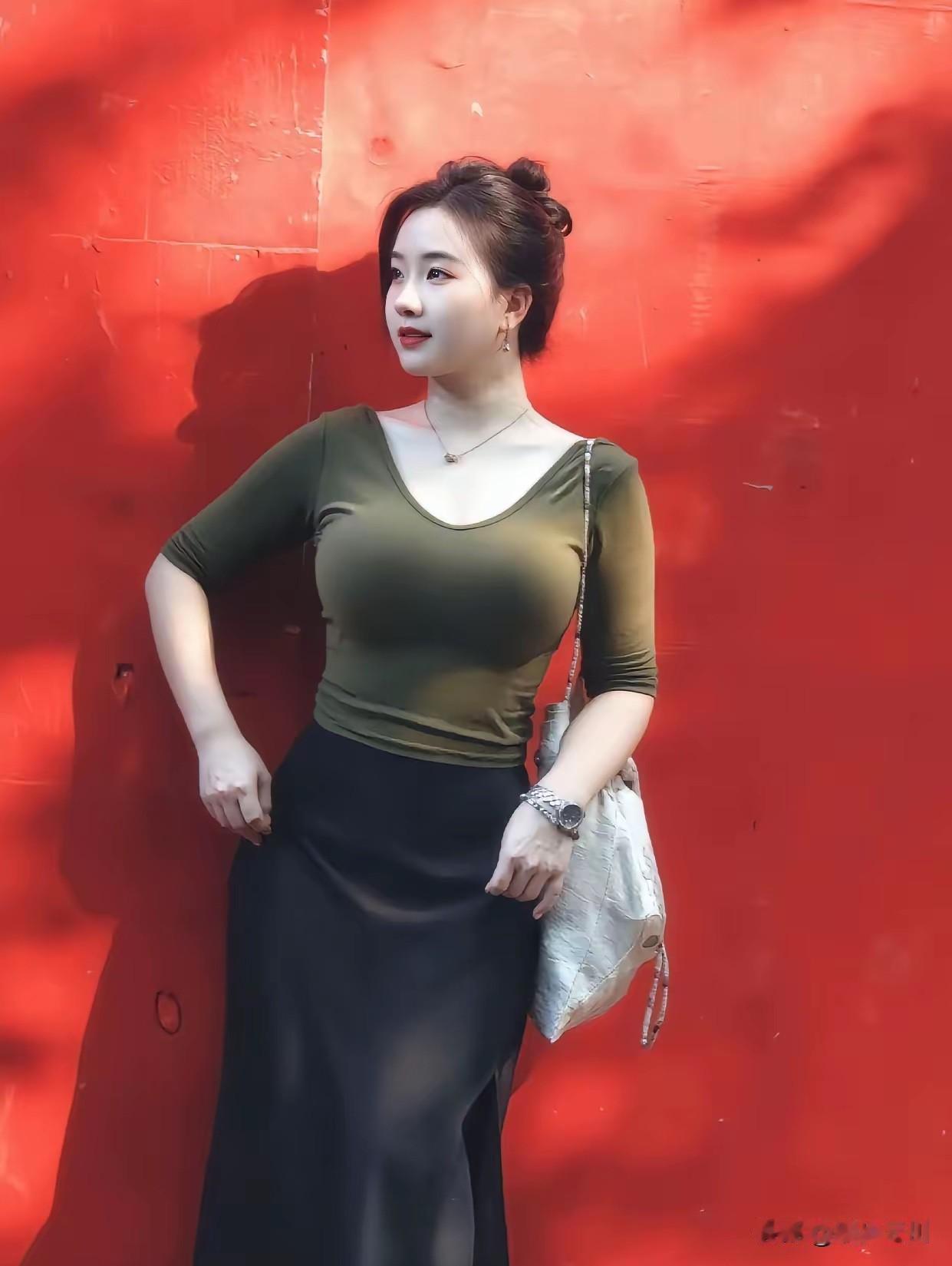 《林隅禅意》苔痕攀着老树根把时光织进深浅纹路墨绿衣料接住穿过叶隙的光缎