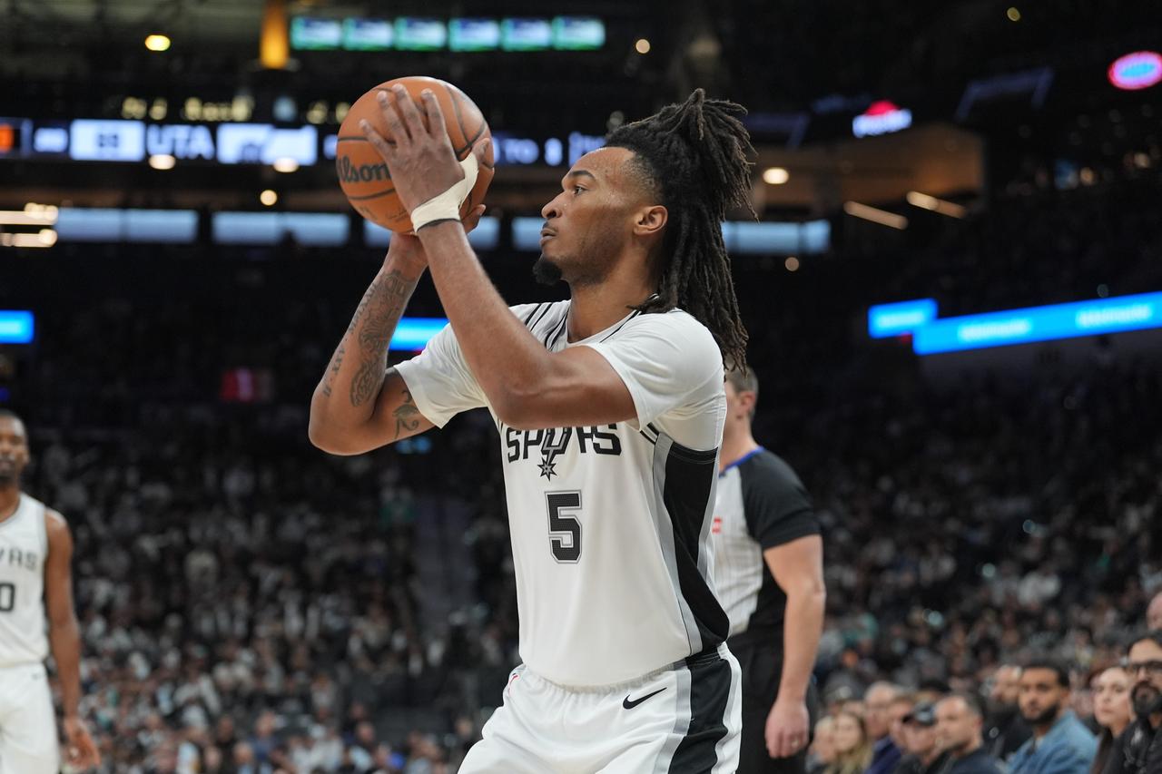 季后赛G2，马刺103-106不敌开拓者。马刺后卫卡斯尔20投7中，三分6中2