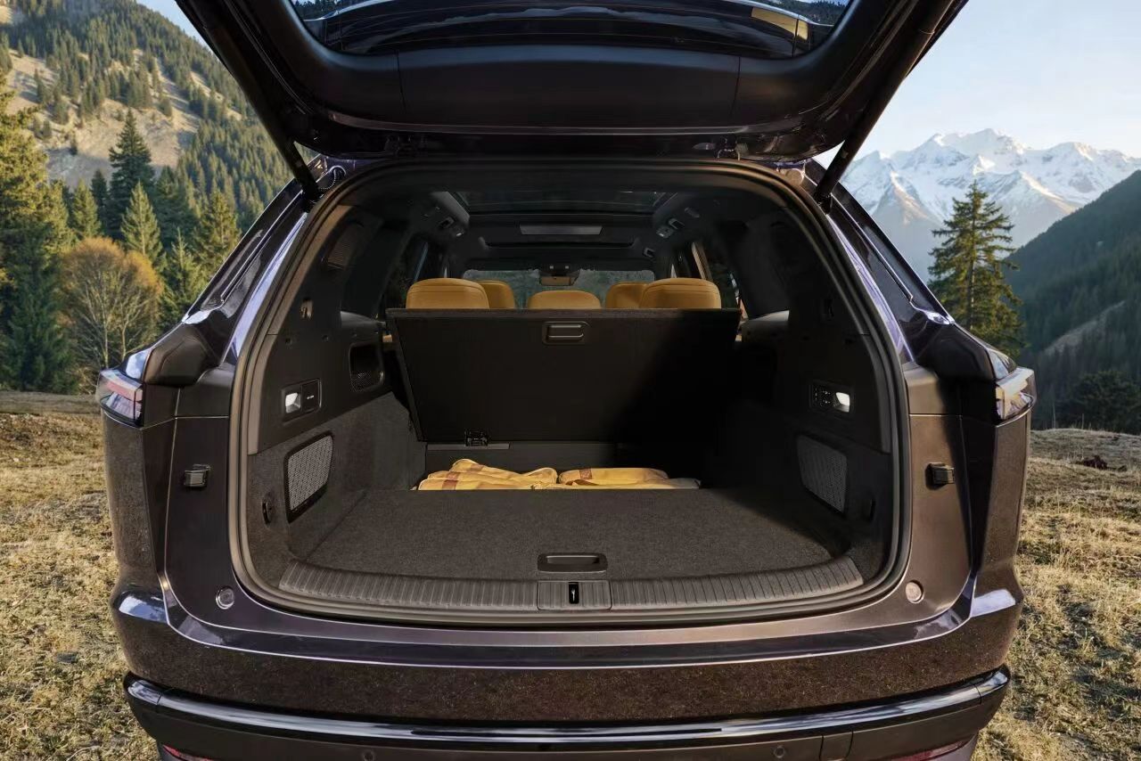 乐道汽车L80官图发布，据说这是中国产品内，装载空间最大的一个车型。最大达到2