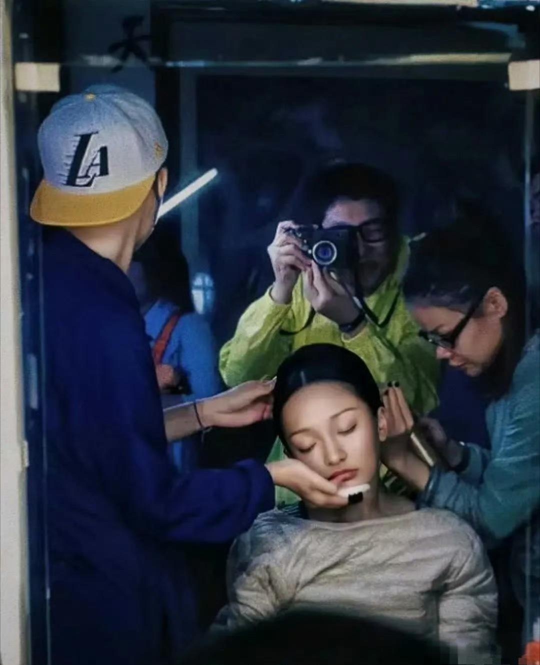 周迅拍《如懿传》时，化妆化着就睡觉了，工作人员拖着她的脸化的妆