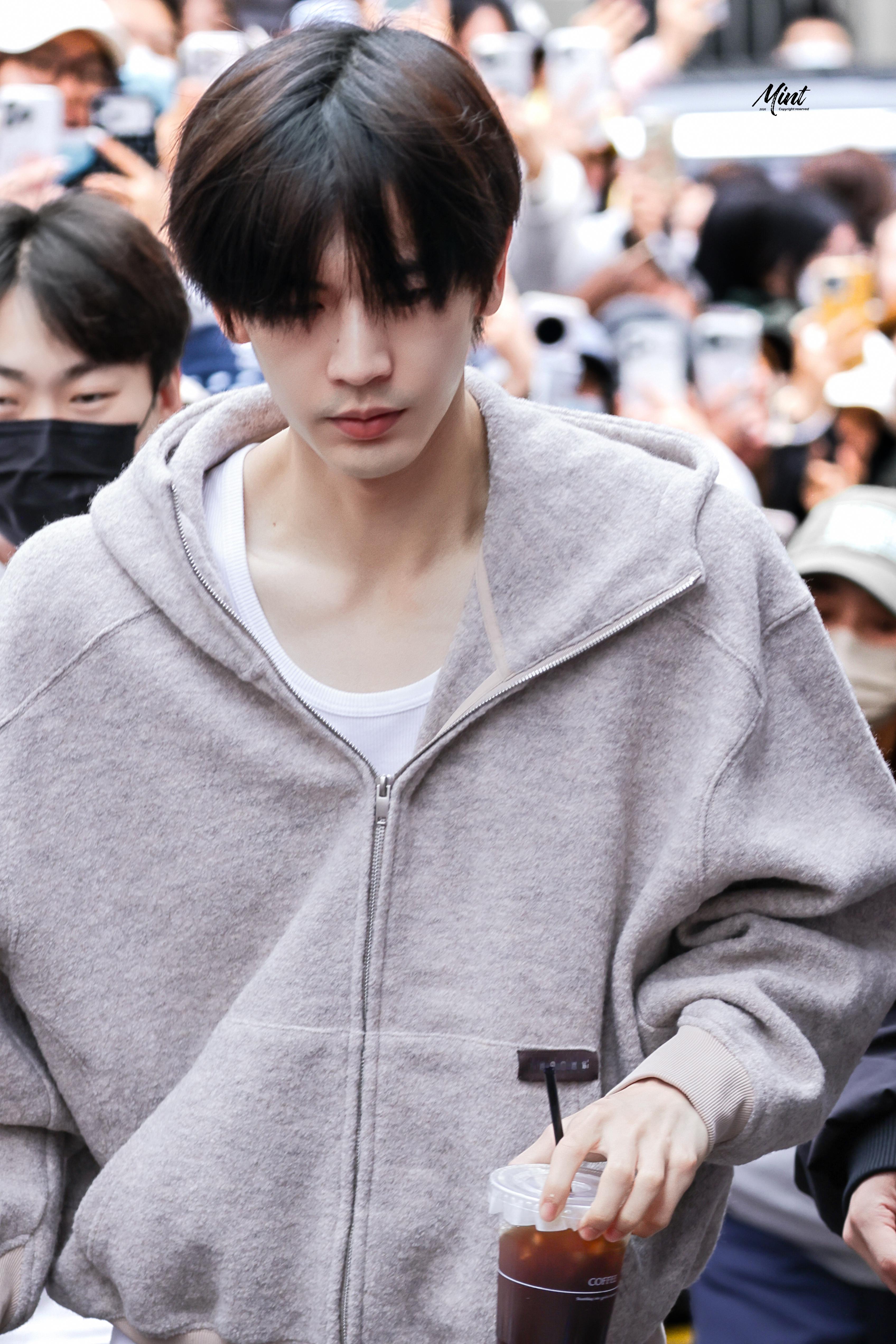 张凌赫今天素颜好性感张凌赫归鸾全素颜上班路透，顺毛好清爽若隐若现的胡茬真的特别性