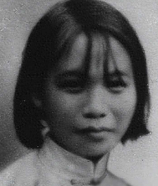 1943年，日寇把许如梅绑在村口的大树上，赶来附近的群众围观。不料，当敌人无耻地