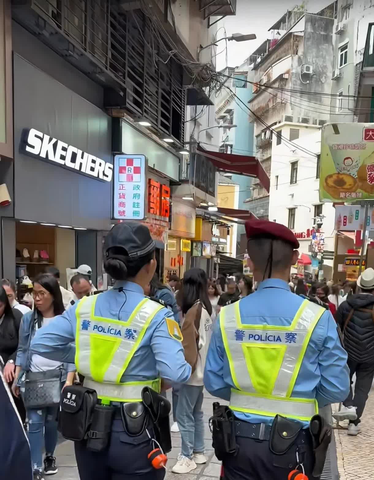 陀枪警察，那个枪背后面不怕被抢？前面两组警察怎么制服不一样？蓝色衣服是旅遊警察，