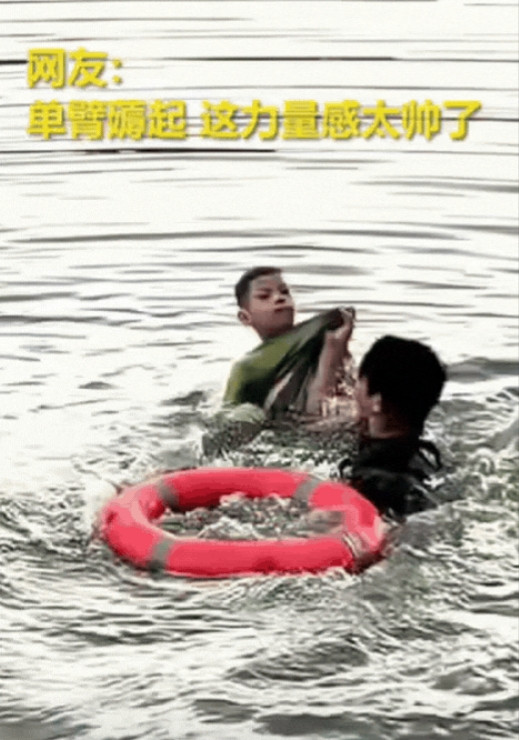单手托举的青春！广西，小男孩不慎落水，拼命拍打水面呼救，结果呛了不少水，即将沉下