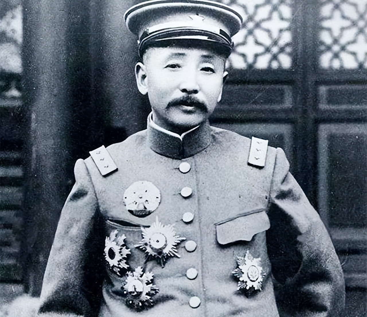 大帅府年轻的警卫员，找到张作霖支支吾吾地说：“大帅，俺娘给俺订了婚，姑娘长得很俊