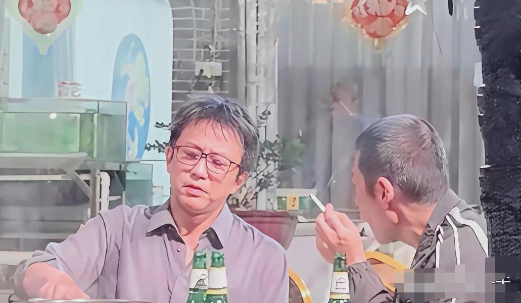 邓超与朋友在街边大排档聚餐，照片里的邓超戴着眼镜、头发花白，加上松弛的神态，看起