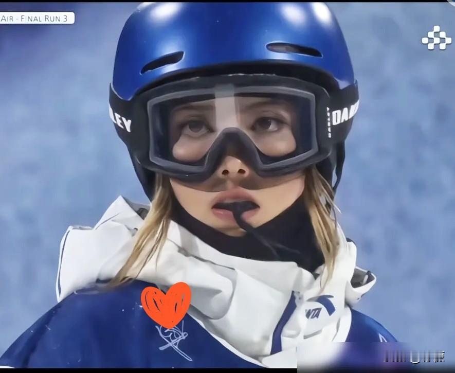 都别只盯着谷爱凌的银牌了，先看看她嘴里咬的那块东西！我以前也以为是耍酷，保护牙。