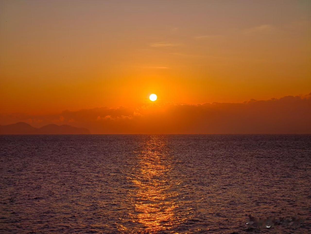 职场里最冤的坑，莫过于替领导给平级派活——平级怨你多管闲事，领导嫌你越界冒进，最