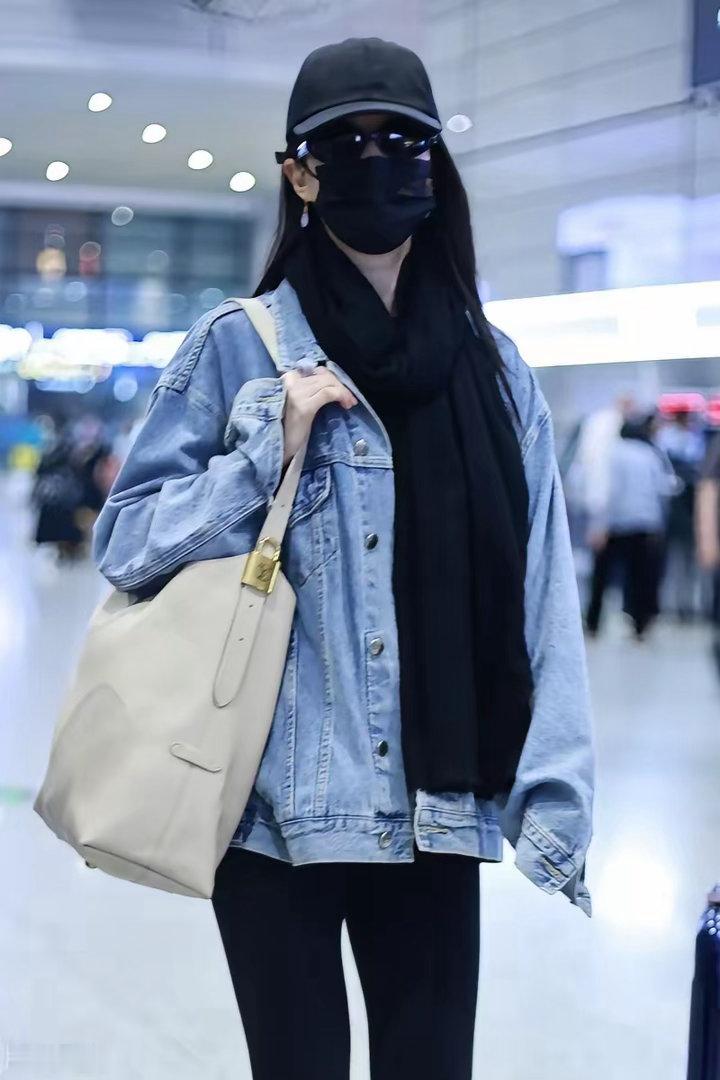 刘亦菲现身上海机场，她这回搭配的很简洁，看上去年轻又迷人