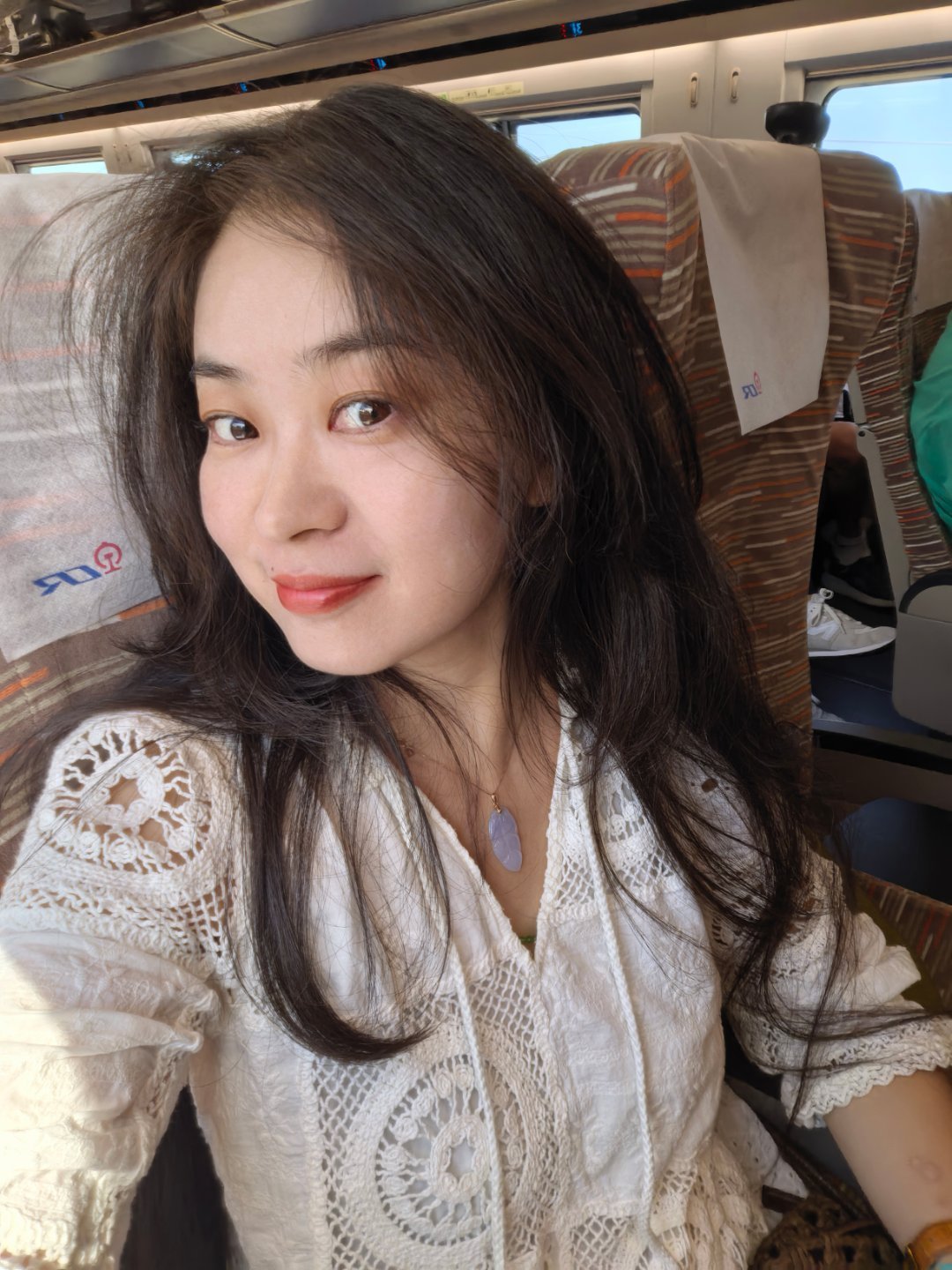 出差出发去西安，一车子都是去西安旅游的德国澳洲和伊朗人。伊朗哥们把自己11个月大的侄子抱过来让我玩天